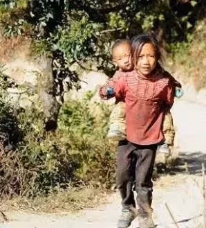 一手養大弟弟,姐姐婚後向弟弟借2.2萬救急,弟弟卻讓姐姐寫欠條,回家打開一看哭了