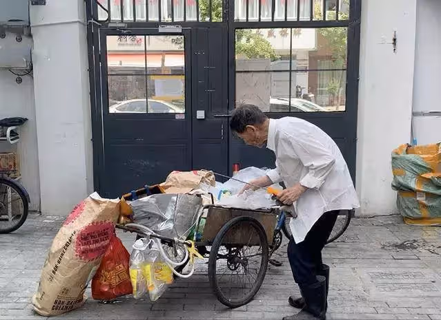 大學教授退休後閒不住,拾荒長達9年,89歲仍在堅持,被質疑「退休金不夠花」,知情人稱:他是拾荒聖人