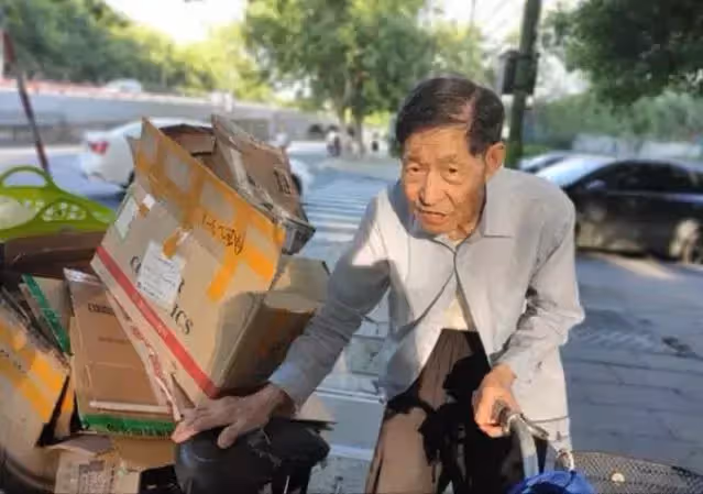 大學教授退休後閒不住,拾荒長達9年,89歲仍在堅持,被質疑「退休金不夠花」,知情人稱:他是拾荒聖人
