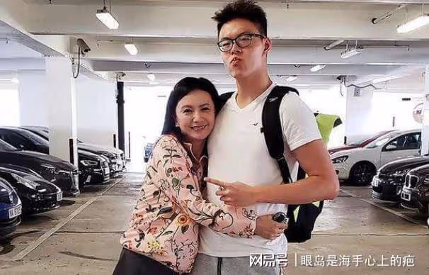 與梁朝偉同床共枕6年分手,獨自將兒子拉扯養長大,今兒子成驕傲