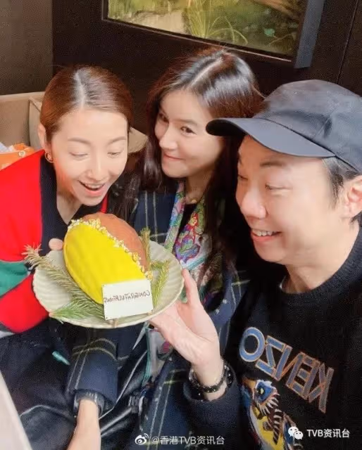 松身裙加大手袋遮肚!TVB當紅花旦被傳已懷孕