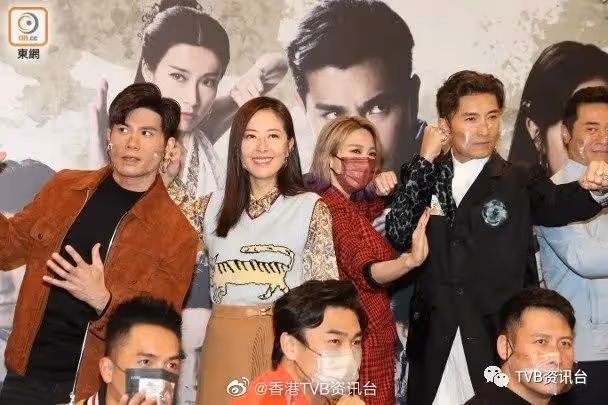 松身裙加大手袋遮肚！TVB當紅花旦被傳已懷孕