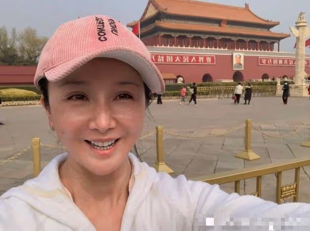 古裝美人臉徹底毀了,孫菲菲再次現身徹底變樣,芭比五官滄桑臉!
