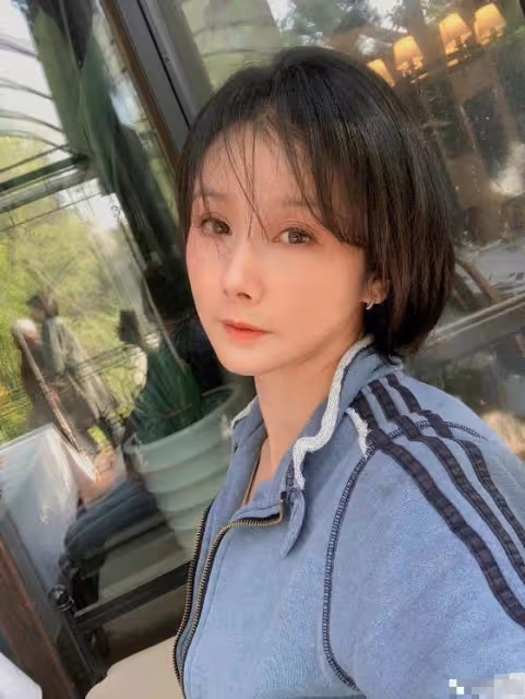 古裝美人臉徹底毀了,孫菲菲再次現身徹底變樣,芭比五官滄桑臉!