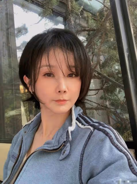 古裝美人臉徹底毀了,孫菲菲再次現身徹底變樣,芭比五官滄桑臉!