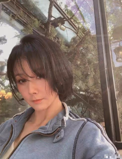 古裝美人臉徹底毀了,孫菲菲再次現身徹底變樣,芭比五官滄桑臉!