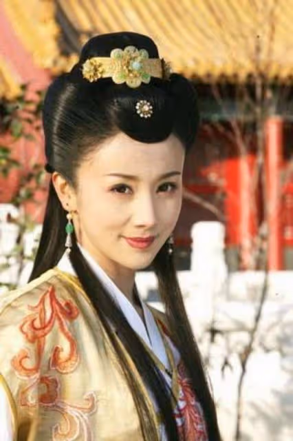 古裝美人臉徹底毀了,孫菲菲再次現身徹底變樣,芭比五官滄桑臉!