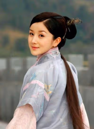 古裝美人臉徹底毀了,孫菲菲再次現身徹底變樣,芭比五官滄桑臉!