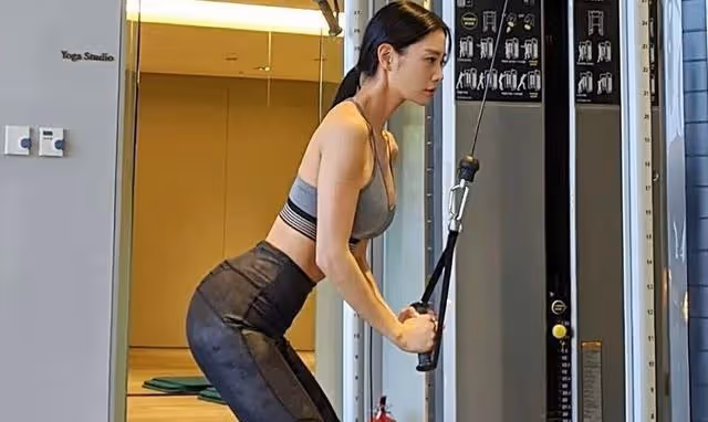 李成敏身材好到什麼程度?當她穿上無痕褲,雙腿就像是開了美顏