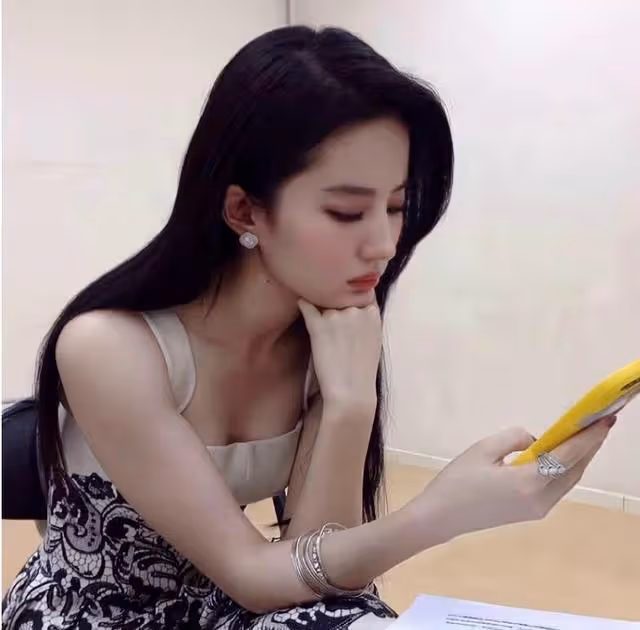 34歲的劉亦菲:出道17年至今未嫁,網友為她操碎了心