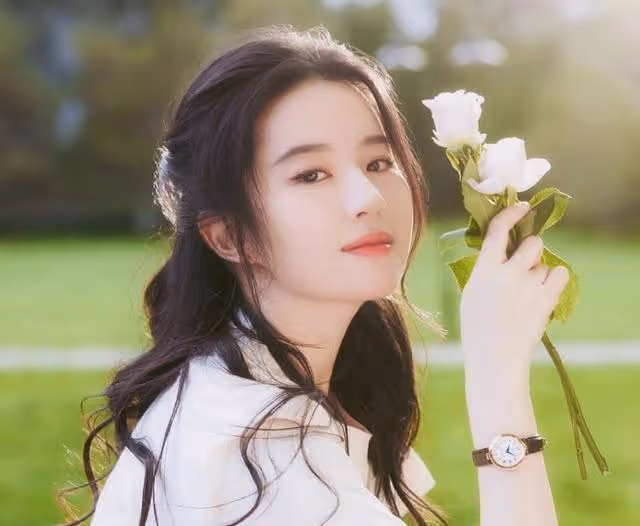 34歲的劉亦菲:出道17年至今未嫁,網友為她操碎了心