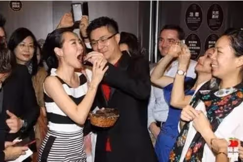 2013年,小S夫婦捲入「胖達人麵包欺詐案」,最終全身而退