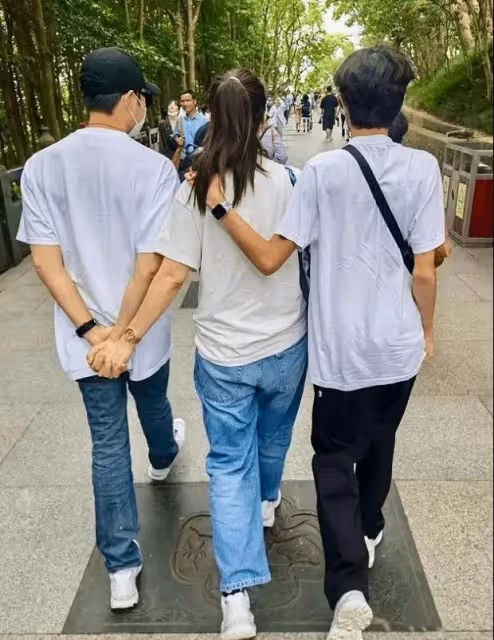 都在盼著他出道？