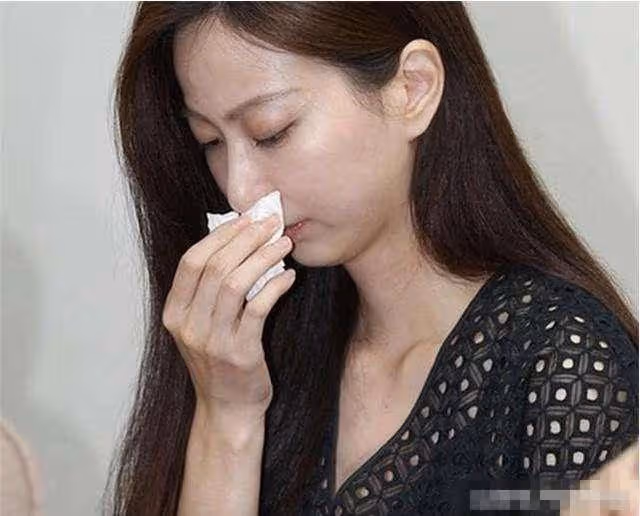 她就拍了一張全家福，結果讓自己身敗名裂，還被男友拋棄