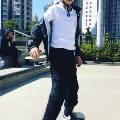 都在盼著他出道？