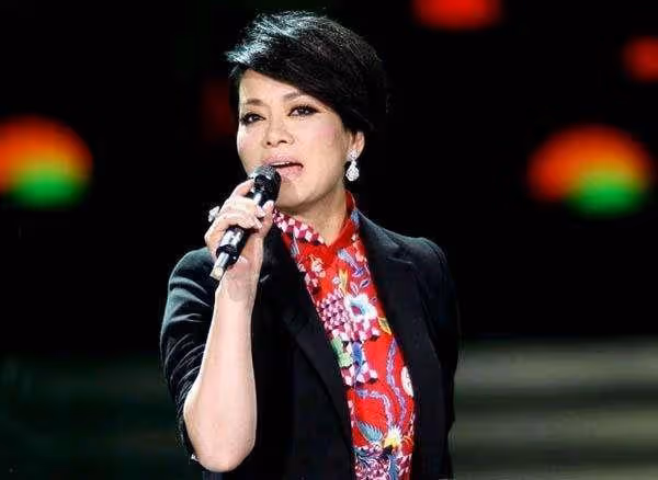 毛阿敏「騙」了我們33年,「搶」別人的榮耀,「毀」掉一代歌后
