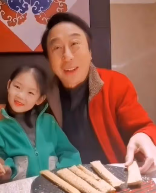 64歲馮鞏與孫女慶小年!妮妮五官清秀聲音甜,幫爺爺買糖瓜有孝心