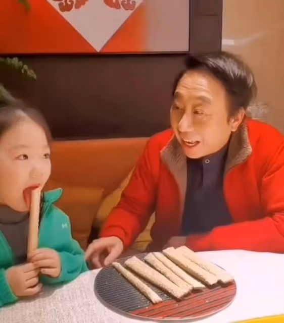 64歲馮鞏與孫女慶小年!妮妮五官清秀聲音甜,幫爺爺買糖瓜有孝心