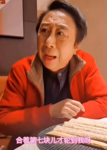 64歲馮鞏與孫女慶小年!妮妮五官清秀聲音甜,幫爺爺買糖瓜有孝心