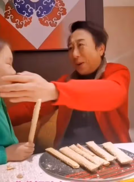 64歲馮鞏與孫女慶小年!妮妮五官清秀聲音甜,幫爺爺買糖瓜有孝心