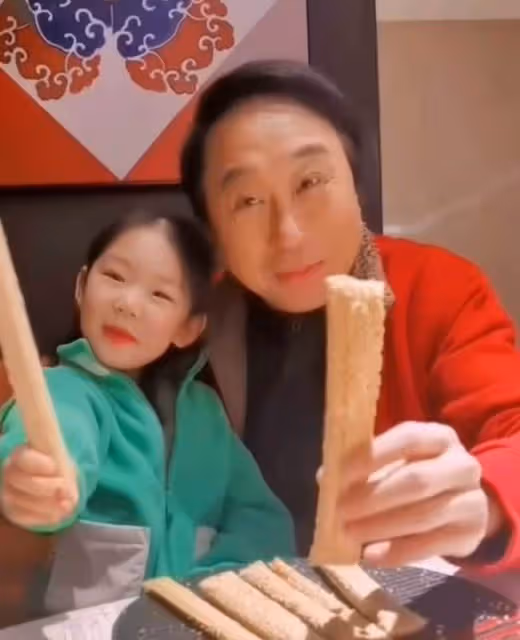 64歲馮鞏與孫女慶小年!妮妮五官清秀聲音甜,幫爺爺買糖瓜有孝心