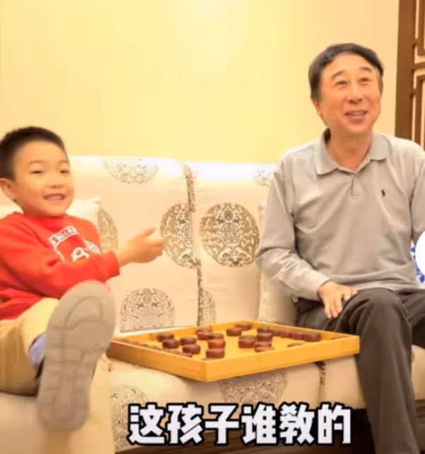 64歲馮鞏與孫女慶小年！妮妮五官清秀聲音甜，幫爺爺買糖瓜有孝心