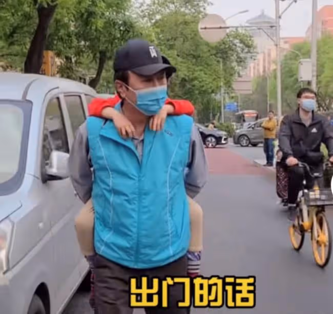 64歲馮鞏與孫女慶小年！妮妮五官清秀聲音甜，幫爺爺買糖瓜有孝心