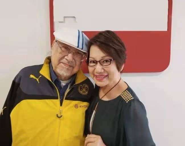 97歲樂壇教父突發中風,乾兒子陪同入院搶救,半年前才退休