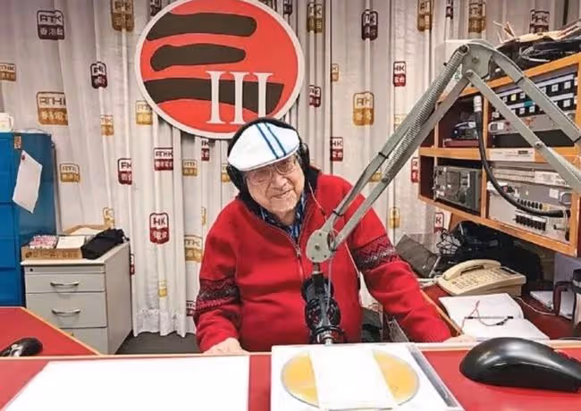 97歲樂壇教父突發中風,乾兒子陪同入院搶救,半年前才退休