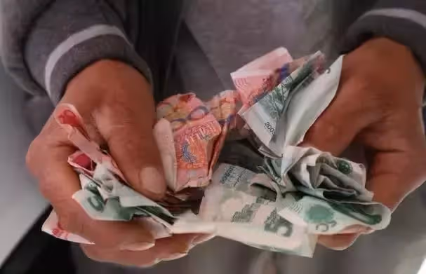 兒子上學我讓小姑子還錢,她拿掃把趕我出門,次日來人收房她傻了