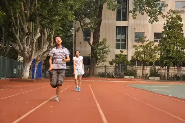 一手養大弟弟!姐姐婚後向弟弟「借2.3萬」救急 弟弟卻讓姐姐「寫欠條」回家打開一看哭了