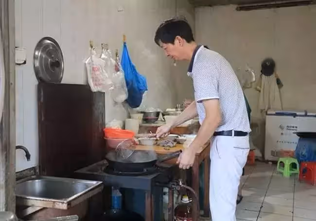 7歲貧女「以字換麵5年」不忘麵攤老闆恩情 25年後相逢「把老翁當爹疼」淚崩:換我護您餘生