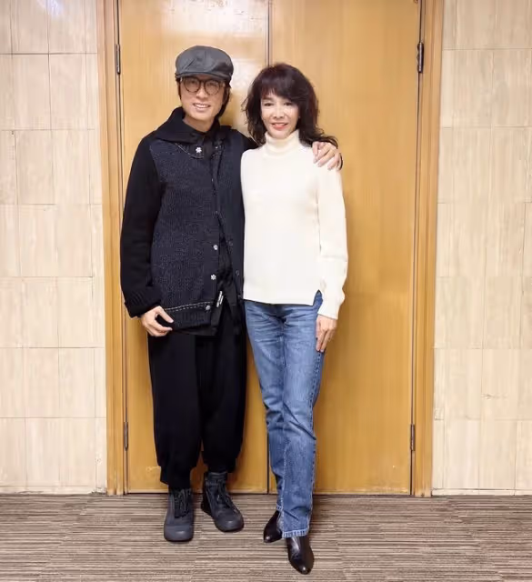 鄭裕玲與黃子華久違同框,親密摟肩笑容燦爛,曾被曝單戀對方多年