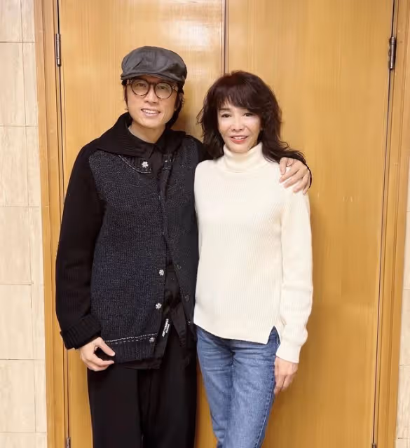 鄭裕玲與黃子華久違同框,親密摟肩笑容燦爛,曾被曝單戀對方多年
