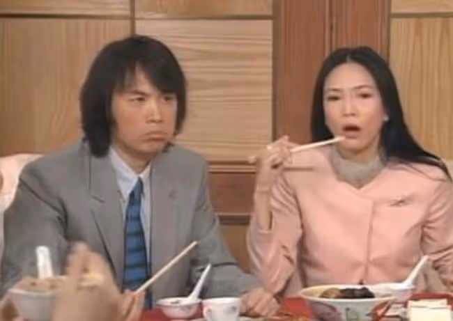 鄭裕玲與黃子華久違同框,親密摟肩笑容燦爛,曾被曝單戀對方多年