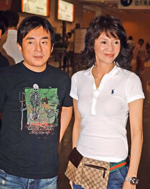 鄭裕玲與黃子華久違同框,親密摟肩笑容燦爛,曾被曝單戀對方多年