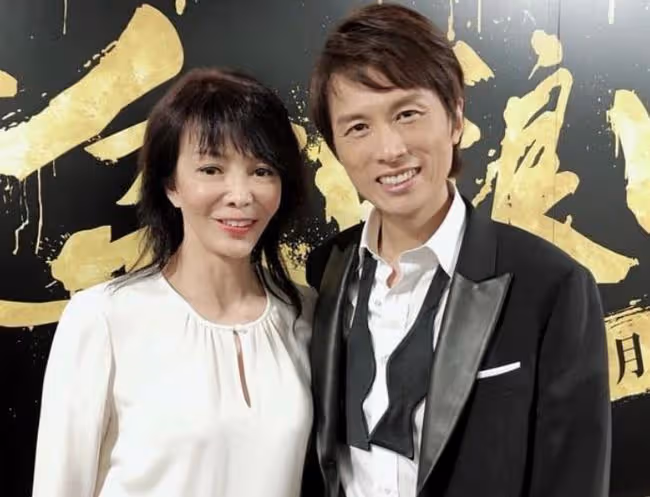鄭裕玲與黃子華久違同框,親密摟肩笑容燦爛,曾被曝單戀對方多年