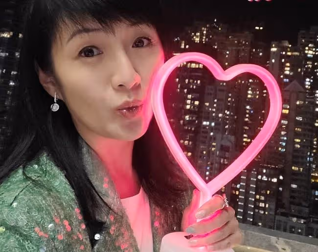 50歲港姐何婉盈自曝想脫單!當單親媽媽15年,女兒生父身份成謎
