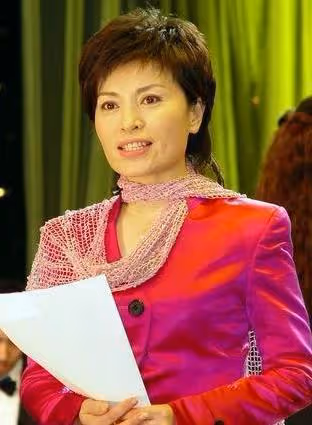 央視主播李瑞英:兒子受傷我含淚堅守崗位,風光背後是淚水和心酸