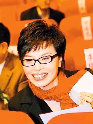 央視主播李瑞英:兒子受傷我含淚堅守崗位,風光背後是淚水和心酸