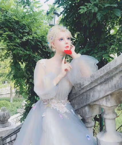 「真人芭比」網紅迪麗拉,公開否認整容,結果吃飯卻不敢張嘴?