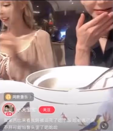 「真人芭比」網紅迪麗拉,公開否認整容,結果吃飯卻不敢張嘴?