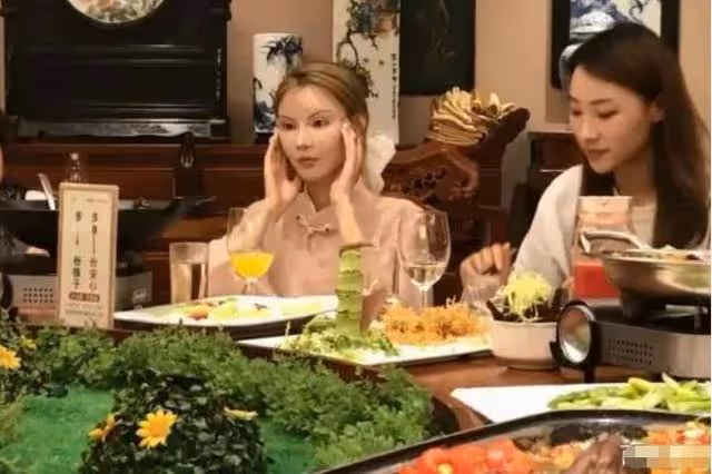 「真人芭比」網紅迪麗拉,公開否認整容,結果吃飯卻不敢張嘴?