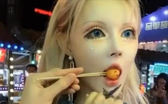 「真人芭比」網紅迪麗拉,公開否認整容,結果吃飯卻不敢張嘴?