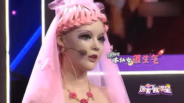 「真人芭比」網紅迪麗拉,公開否認整容,結果吃飯卻不敢張嘴?