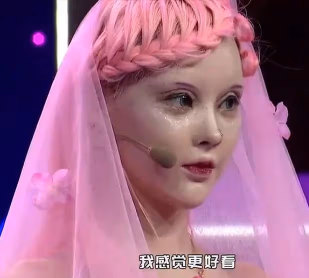 「真人芭比」網紅迪麗拉,公開否認整容,結果吃飯卻不敢張嘴?