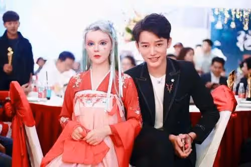 「真人芭比」網紅迪麗拉,公開否認整容,結果吃飯卻不敢張嘴?