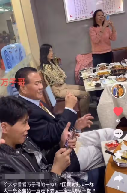 萬梓良一家三口現身蒼蠅小館!兒子高大帥氣,愛妻獨坐一旁顯不悅