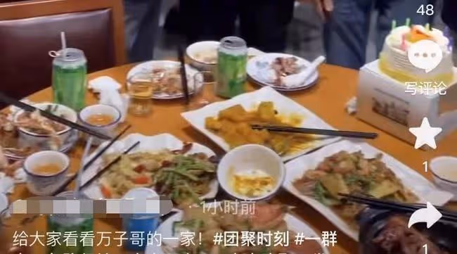 萬梓良一家三口現身蒼蠅小館!兒子高大帥氣,愛妻獨坐一旁顯不悅