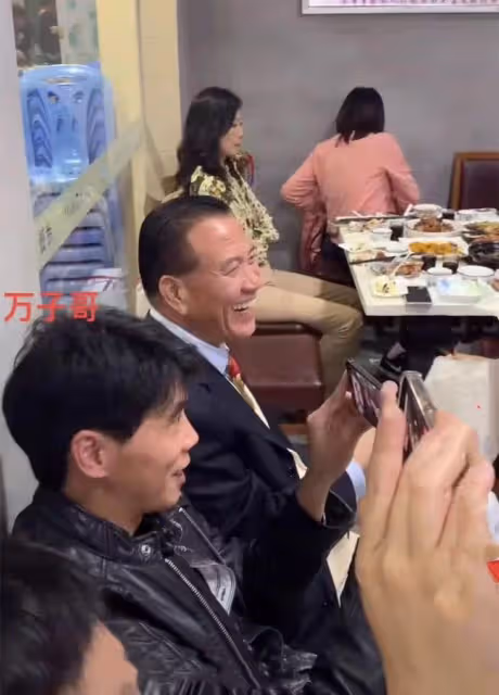 萬梓良一家三口現身蒼蠅小館!兒子高大帥氣,愛妻獨坐一旁顯不悅